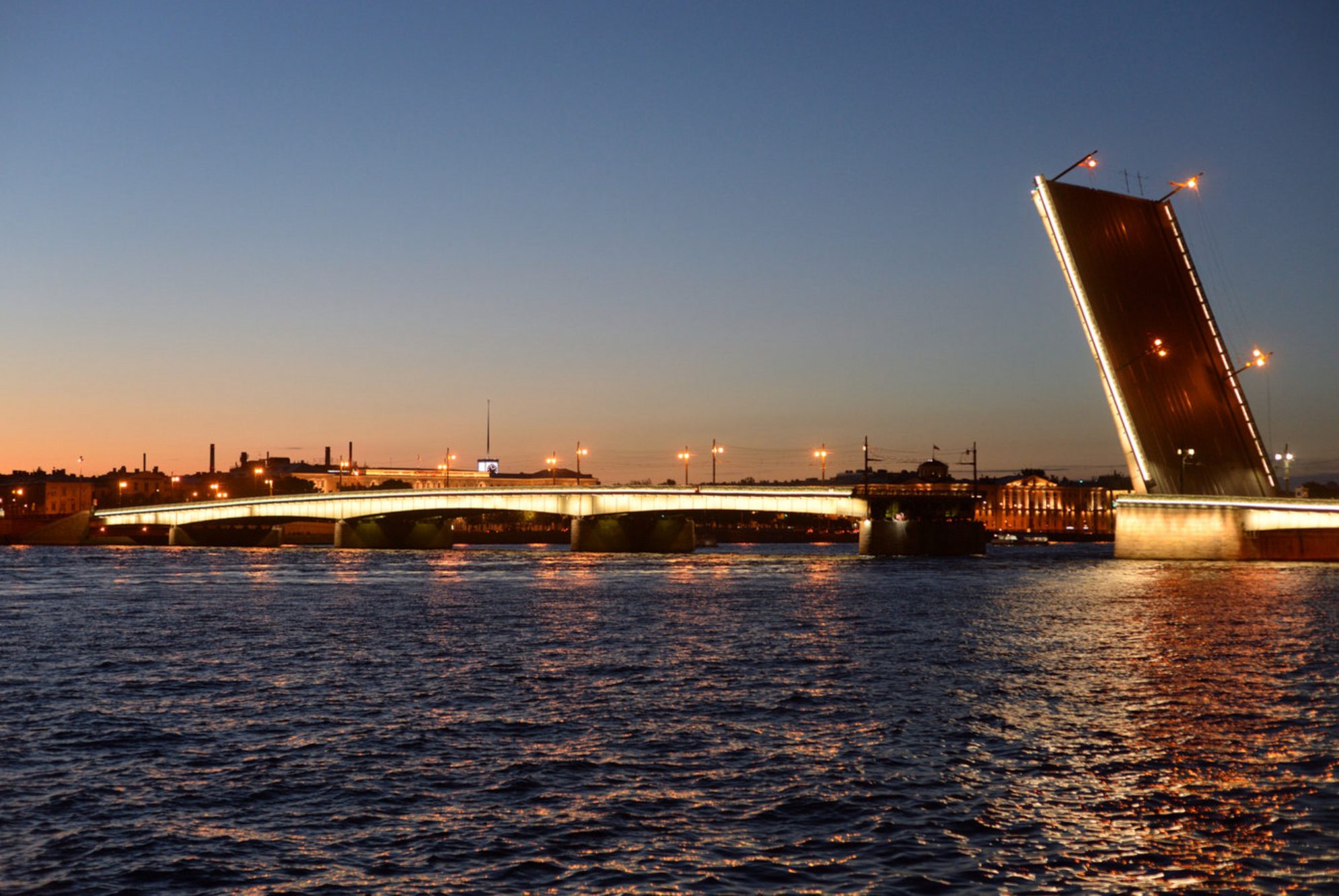 Этот мост не так романтичен, как Дворцовый, и не столь фотогеничен, как Биржевой, но зато отлично демонстрирует инженерное мастерство своего времени. Отличное место для тех, кто хочет увидеть технологическую сторону разводных мостов Петербурга. Источник: Shutterstock
