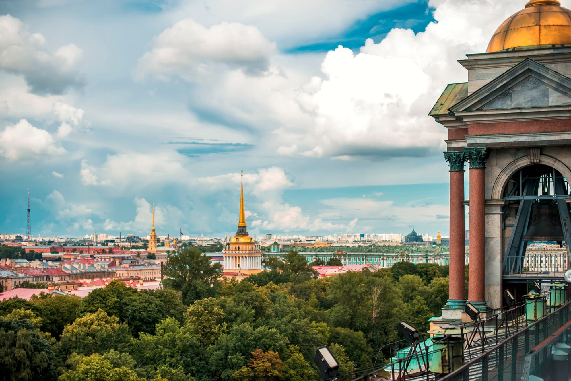 С колоннады открывается живописный вид на исторический центр Петербурга. Источник: Shutterstock