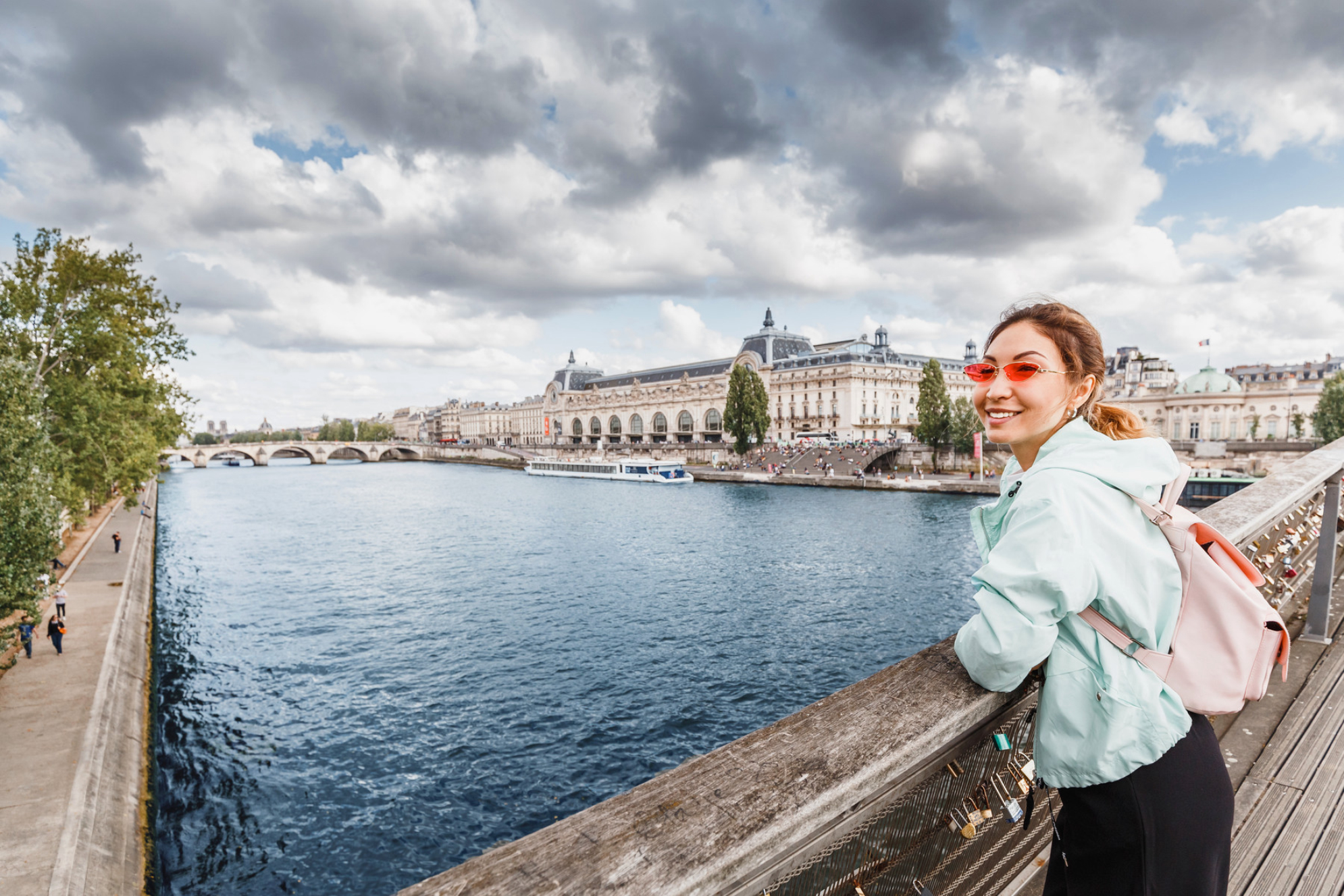 Возле здания музея Орсе на берегу Сены, вид на парижский городской пейзаж Shutterstock