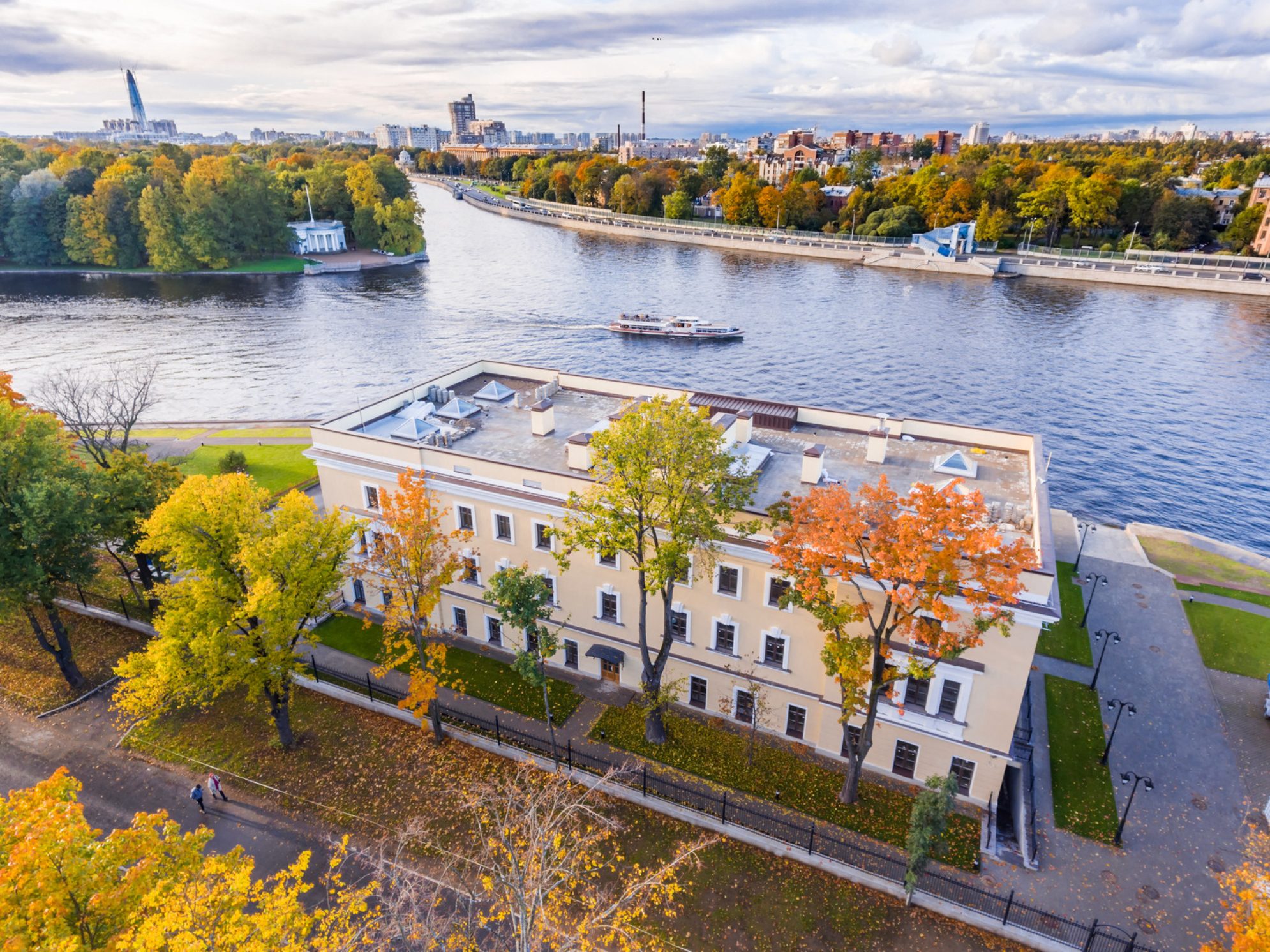 Аэрофотосъемка Елагина острова в Санкт-Петербурге. Источник: Shutterstock