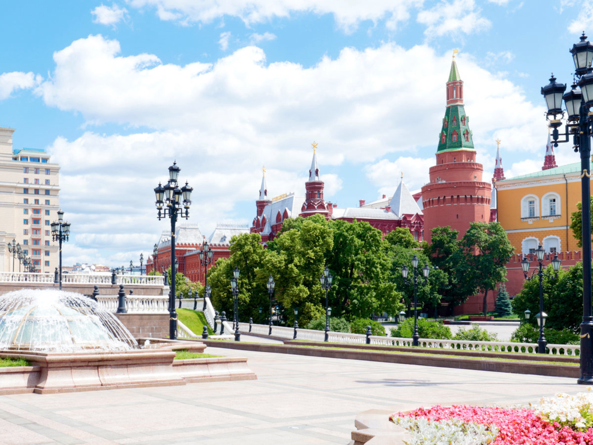 Что взять с собой в Москву в 2025 году - актуальная памятка для туристов по сбору в поездку