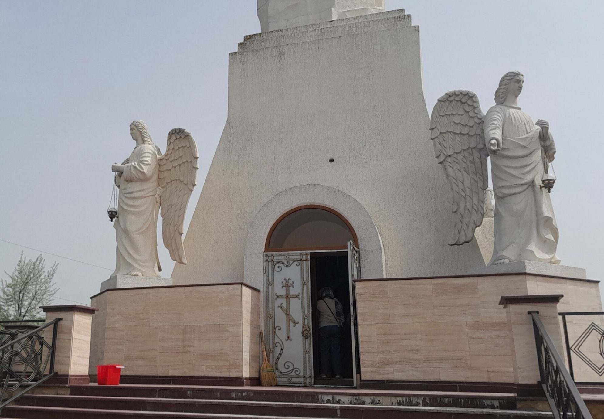 Вход в часовню у подножия монумента. Автор фото: Ирина Жарикова