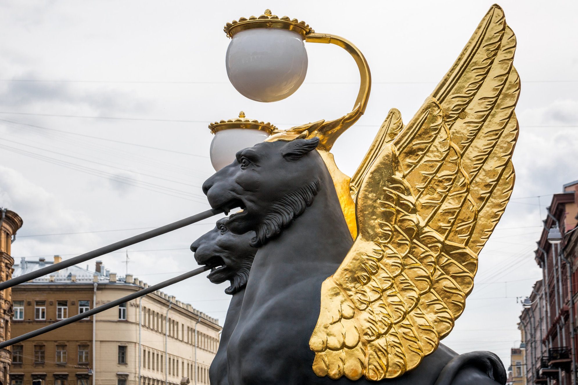 Грифоны на Банковском мосту в Санкт-Петербурге. Источник: Shutterstock