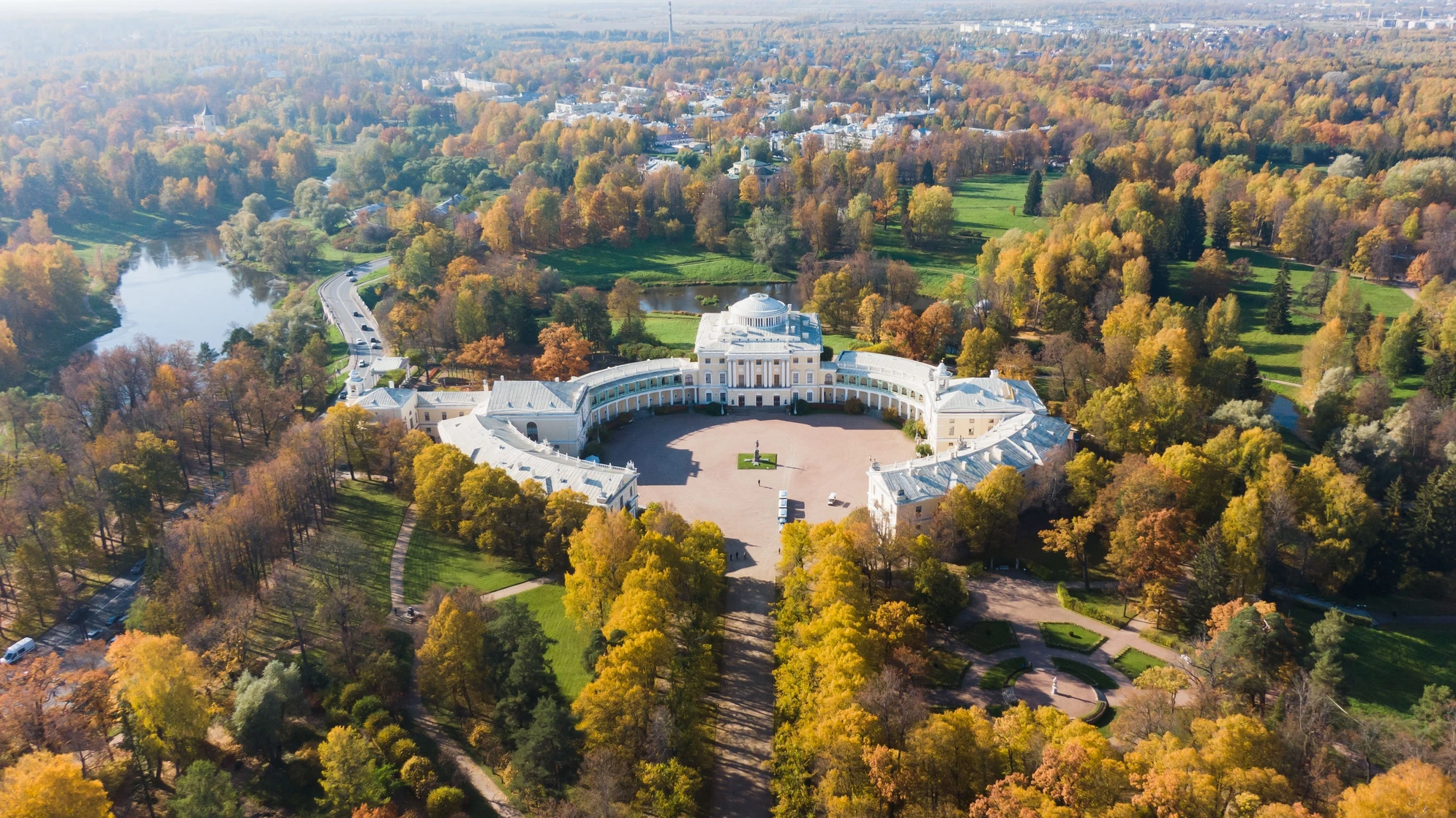 Вид с высоты птичьего полета на Павловский дворец, окруженный яркой осенней листвой. Источник: Shutterstock