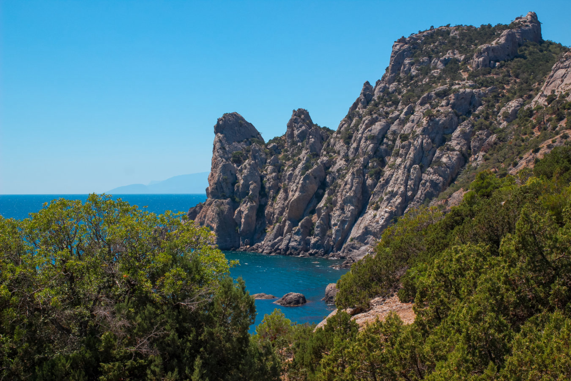 С тропы открываются потрясающие виды на море и скалы. Источник фото: Shutterstock