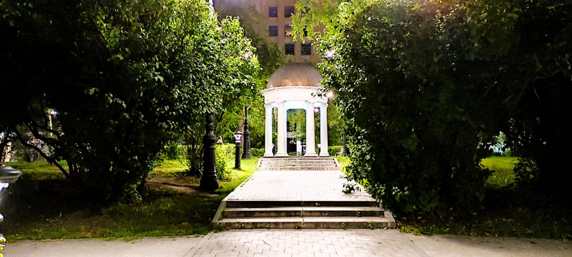 Белые ротонды в Театральном сквере - романтика в густой зелени. Автор фото: Любовь Федорова