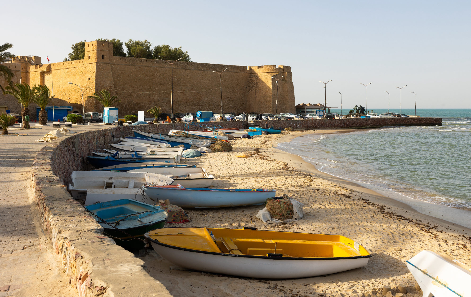 Вид на набережную Хаммамет с местными рыбацкими лодками, Тунис. Источник: Shutterstock