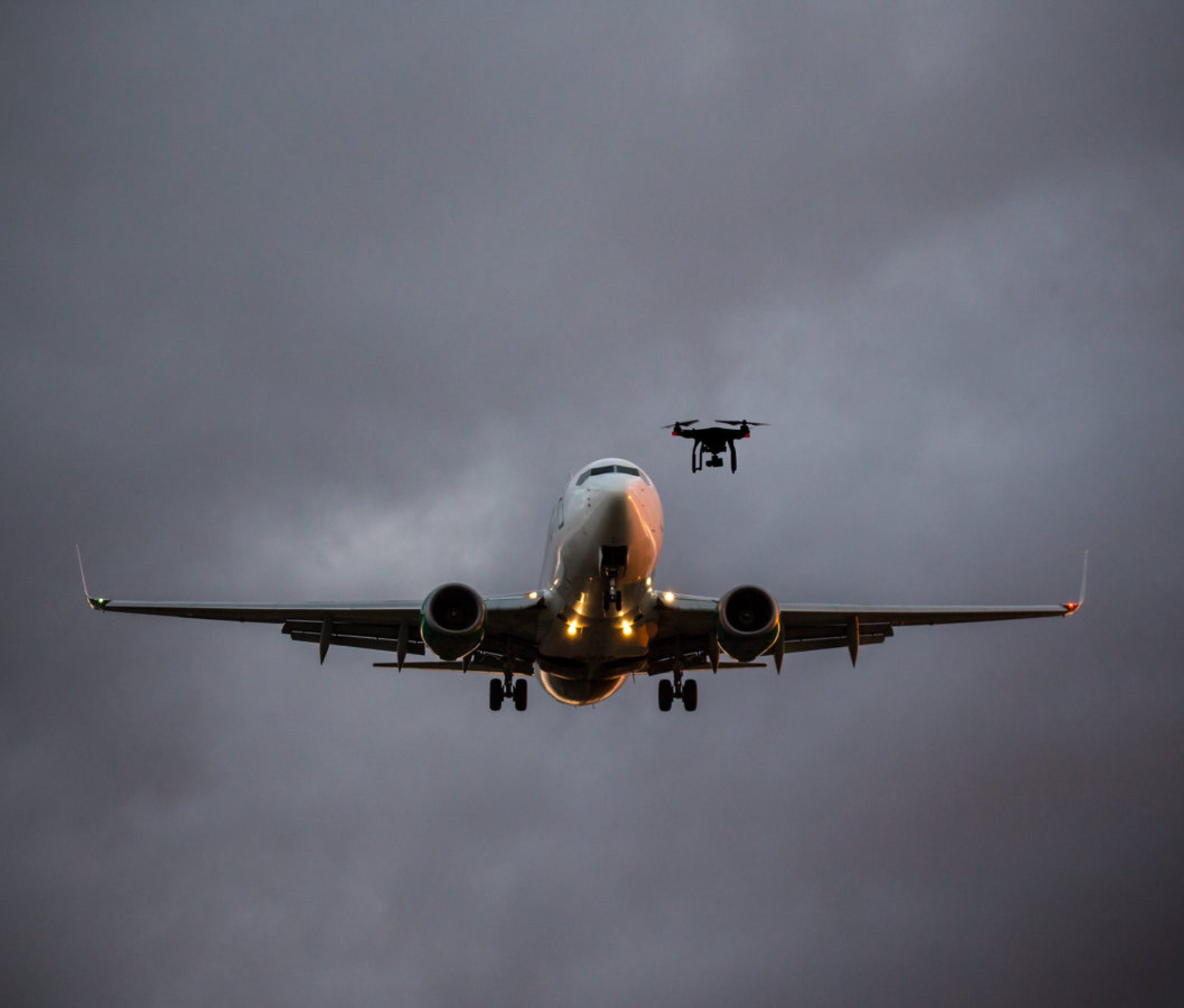 Отмены рейсов из-за БПЛА уже не редкость. Источник: Shutterstock.com