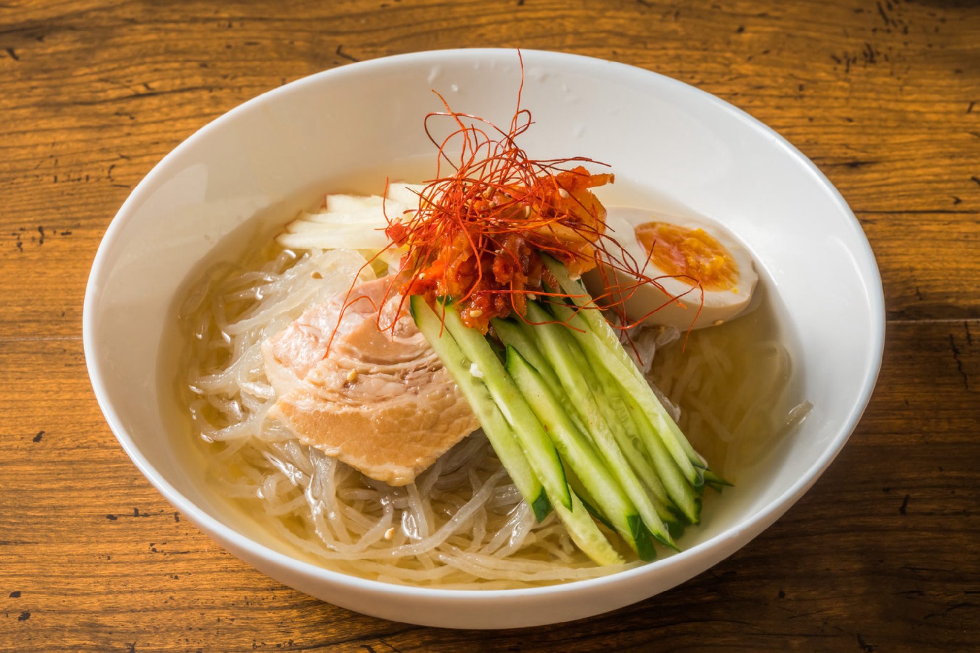 «Кухню» страны туристам не покажут, но национальными блюдами обязательно угостят. shutterstock.com