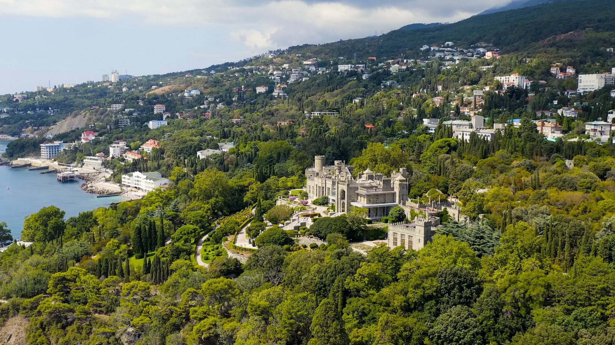 Расположение дворца создает атмосферу - сочетание горной свежести и морского бриза shutterstock.com
