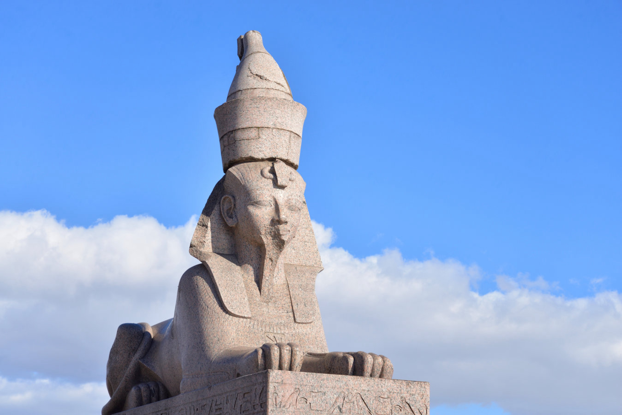 Сфинкс на Университетской набережной в Петербурге. Shutterstock