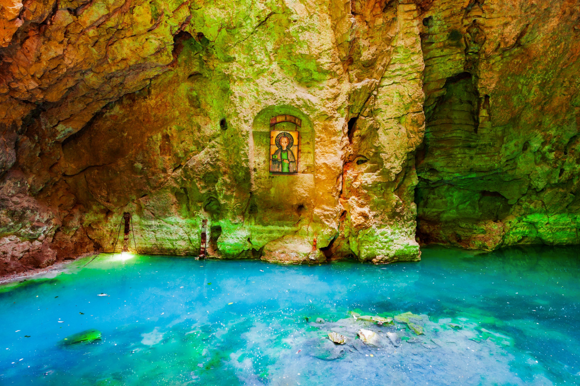 Озеро Провал внутри горы Машук в Пятигорске, Россия. Источник: Shutterstock