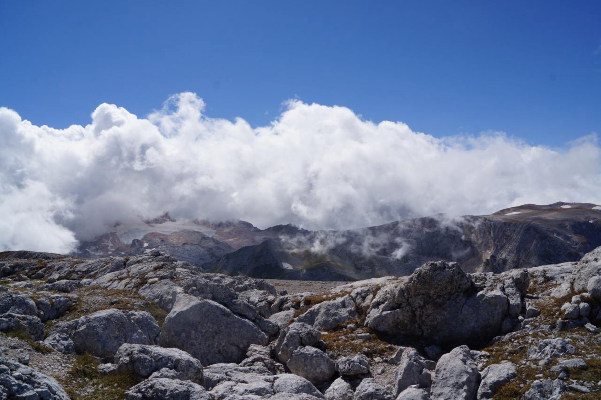 Опытные туристы рекомендуют подниматься на горы ранним утром, чтобы не попасть в облака. Автор фото: Марина Тихомирова