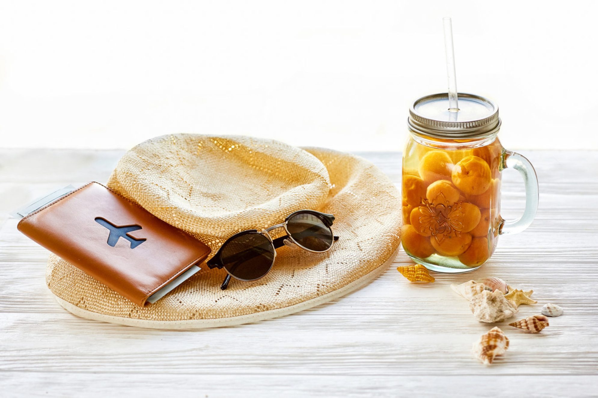 На море лучше избегать напитков с большим содержанием сахара. Несладкие морсы, компоты, зеленый чай гораздо лучше утоляют жажду в жару. Источник фото: elements.envato.com