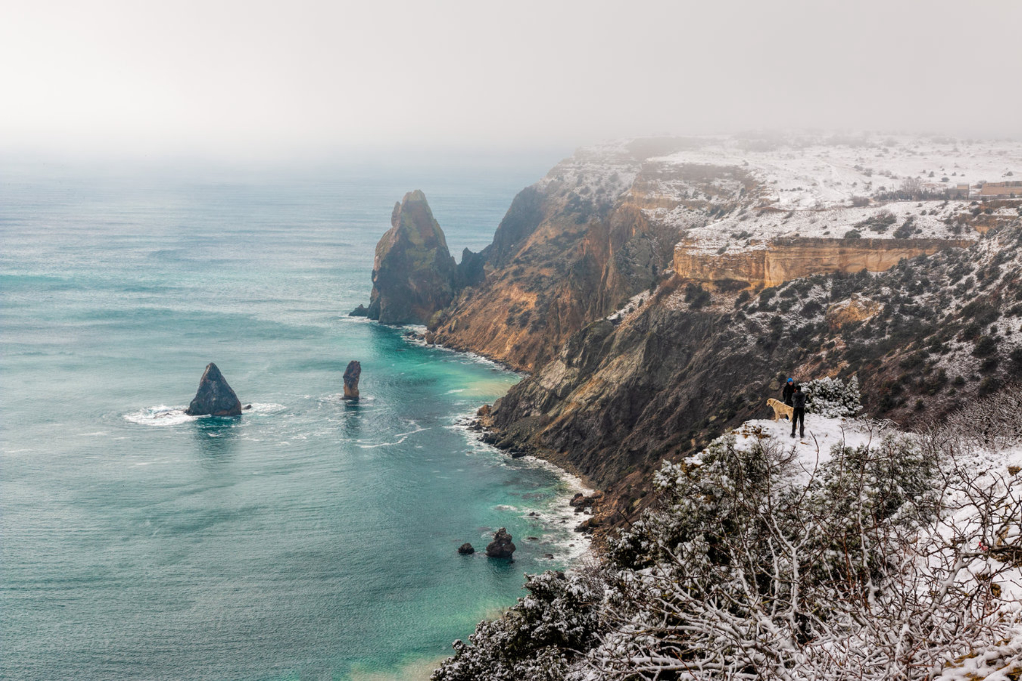 Зимний закат над морским заливом с высоты нависающих скал. Мыс Фиолент в Балаклаве, Севастополь, Крым. Shutterstock