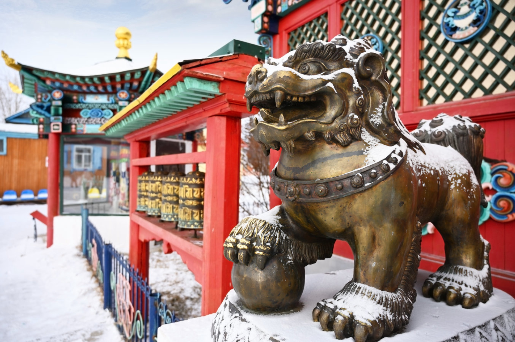 Скульптура льва на территории Иволгинского буддийского монастыря в Улан-Удэ, Республика Бурятия, Россия. Источник: Shutterstock