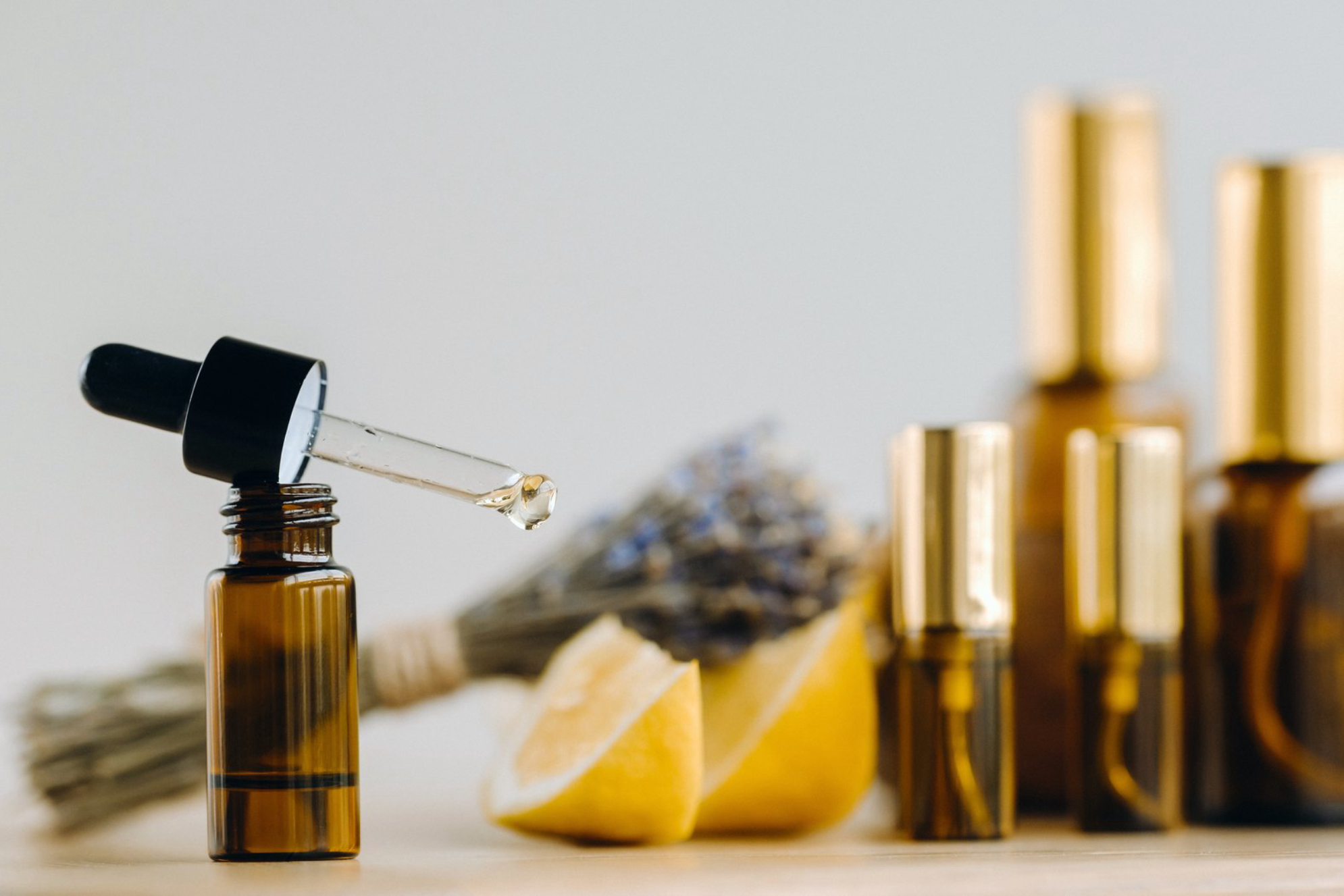 Если знаете, какие ароматы нравятся женщине, привезите их в формате эфирного масла. Их можно добавить в ванную или аромалампу. Источник: Envato Elements