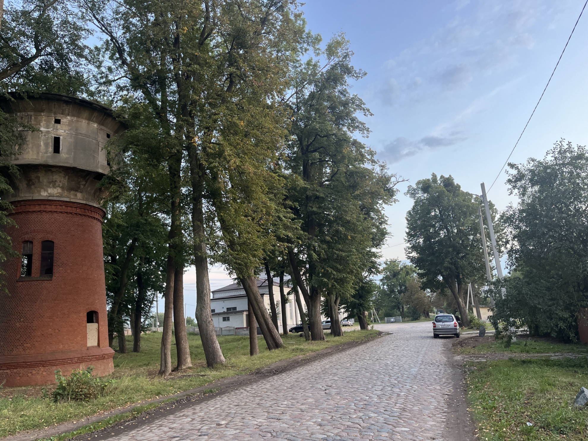 Водонапорная башня расположена по направлению к зданию вокзала.Источник фото: drive.google.comАвтор: Татьяна Леднева