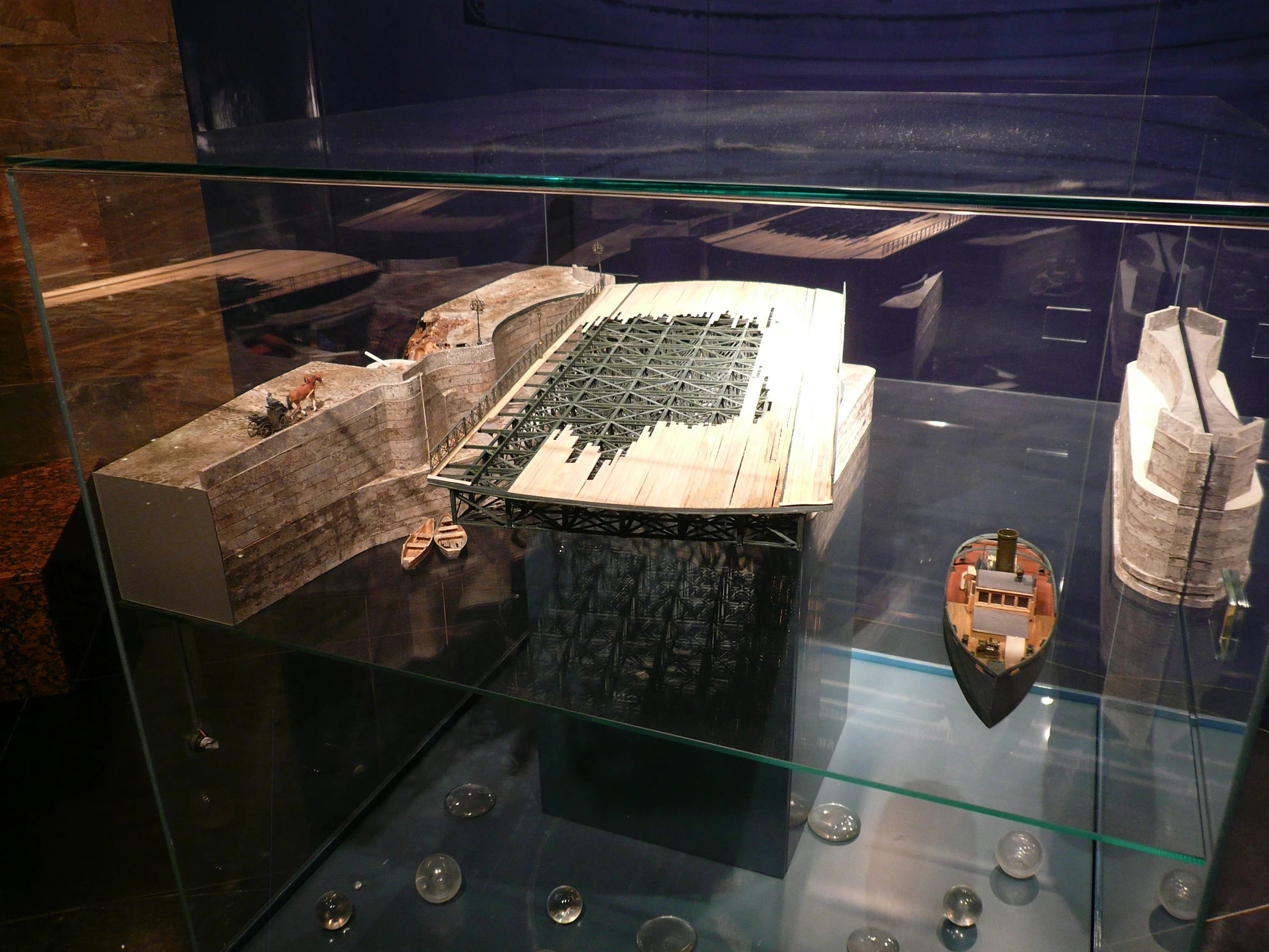 В экспозиции музея «Вселенная Воды» представлен интерактивный макет разводного моста, демонстрирующий механизм работы