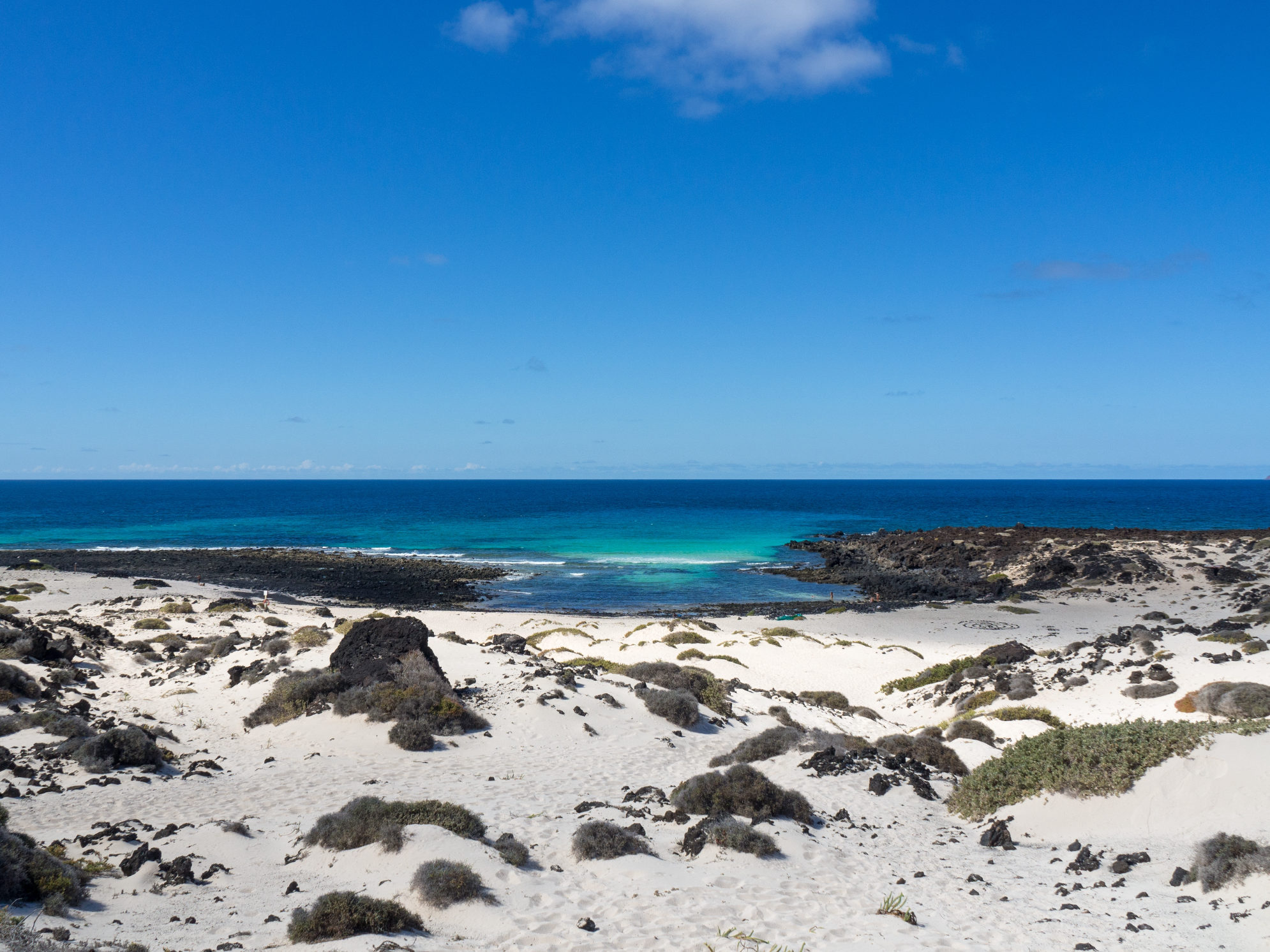 Пляж с белым песком на Лансароте, Канарские острова. Источник: Shutterstock