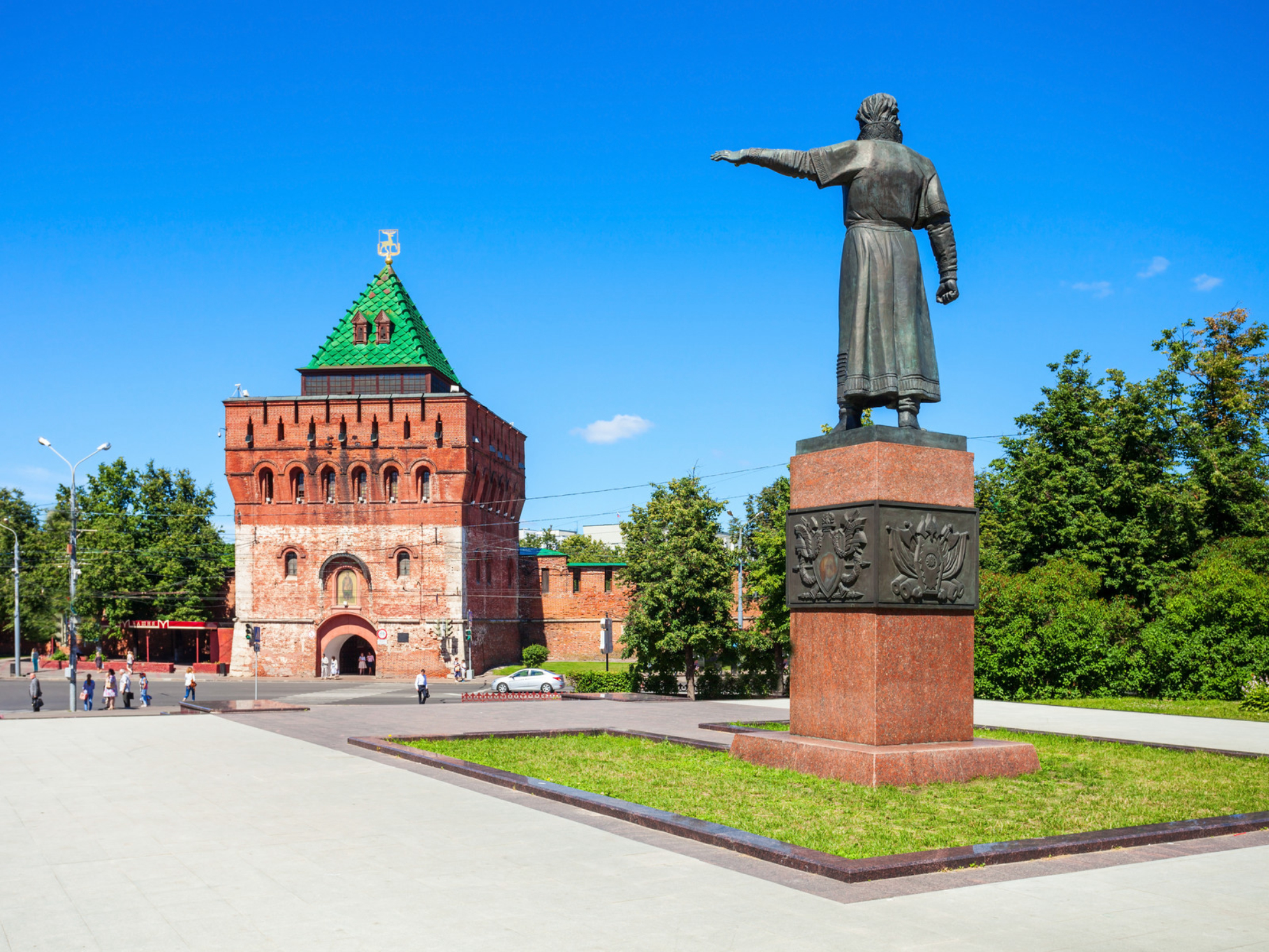 Памятник Кузьме Минину и Дмитриевская башня в Нижегородском кремле. Источник: Shutterstock