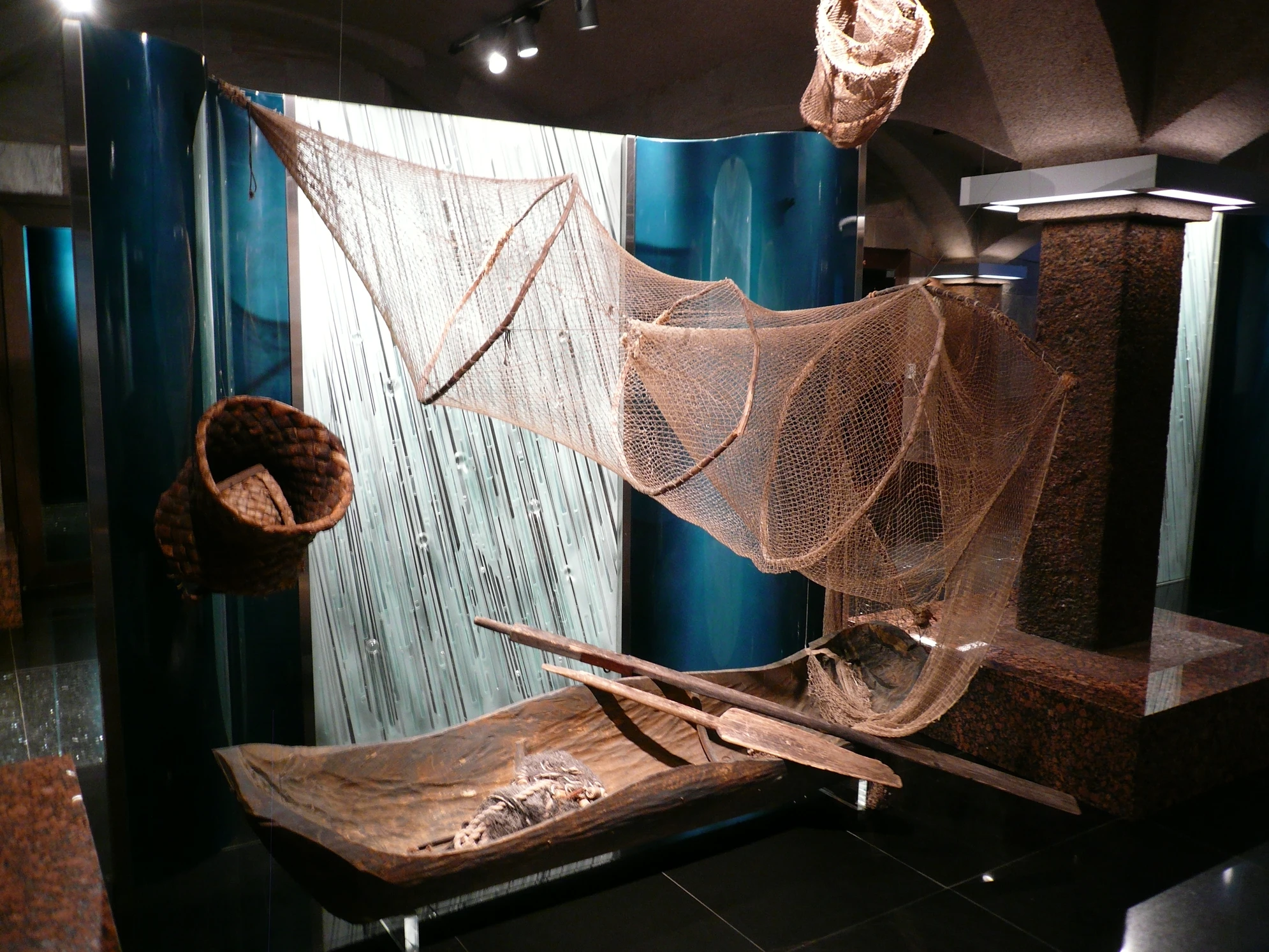 Посетив выставку, вы увидите модель лодки, поплавки, крючки, сети финно-угорских народов
