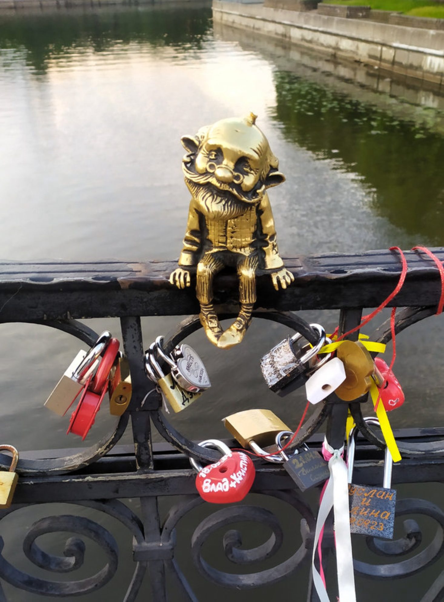 Фигурка дедушки Хомлина на острове Канта, Калининград. Автор фото: Любовь Федорова