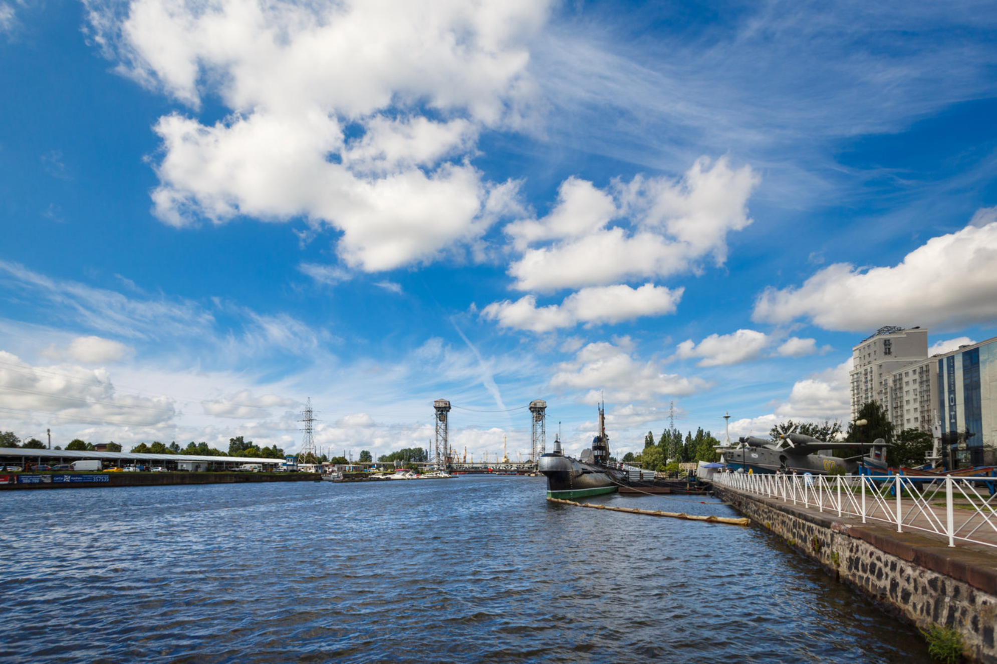 Во время морской прогулки вы пройдете возле Музея Мирового Океана с его экспонатами: кораблями, подводной лодкой и др. Источник: Shutterstock