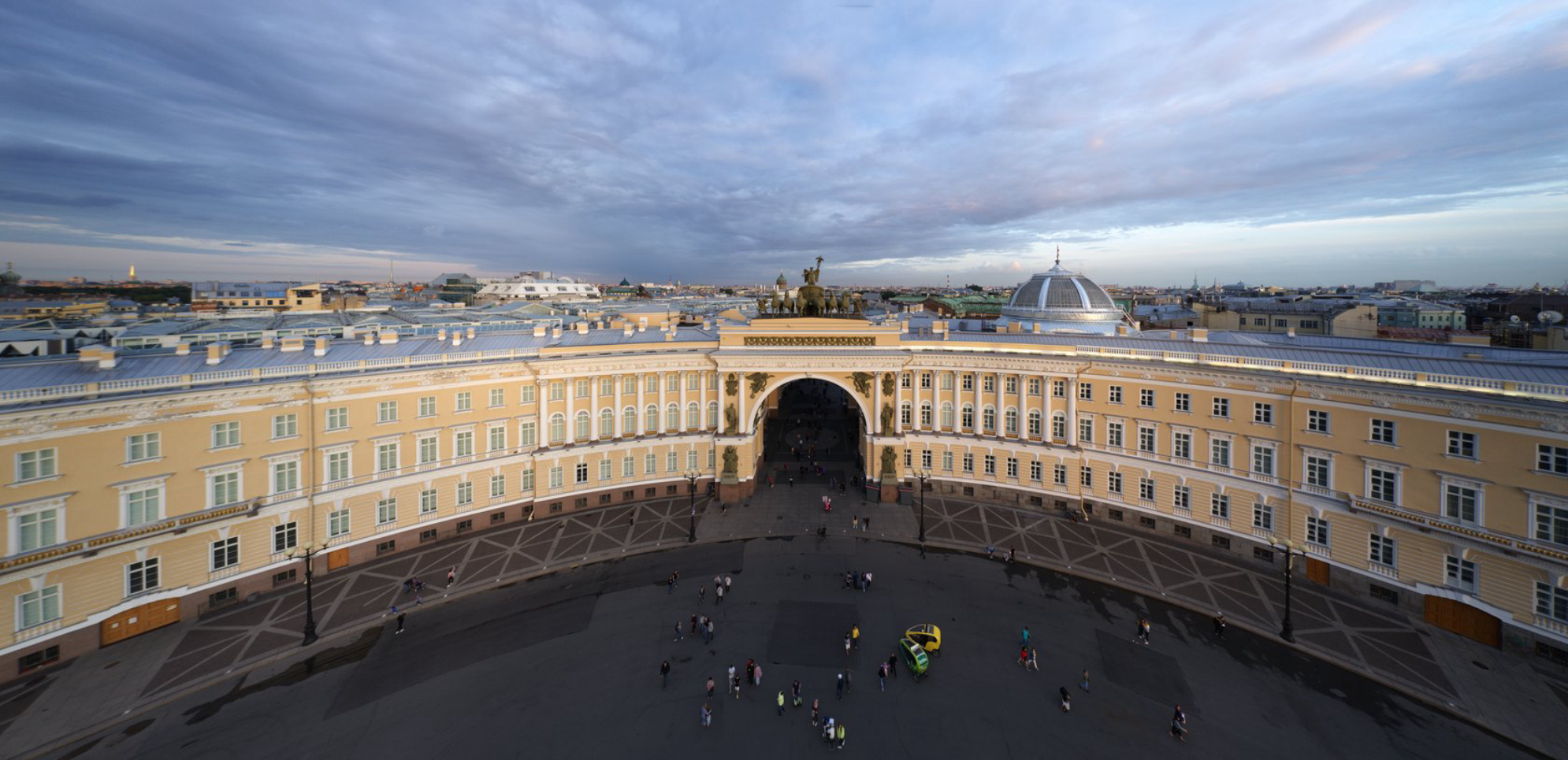 Торжественная красота Главного штаба Эрмитажа. Источник фото: Shutterstock