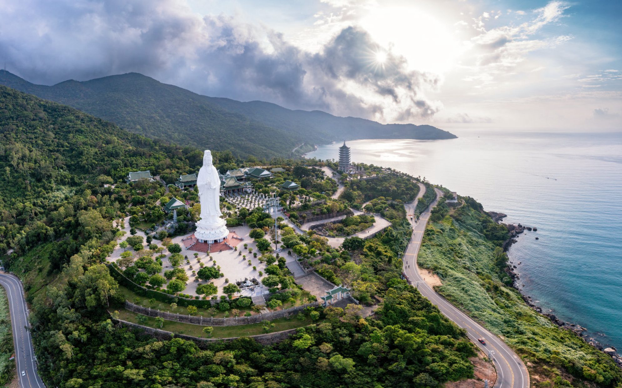 Пагода Линь Унг на фоне вьетнамского побережья. Источник фото: shutterstock.com