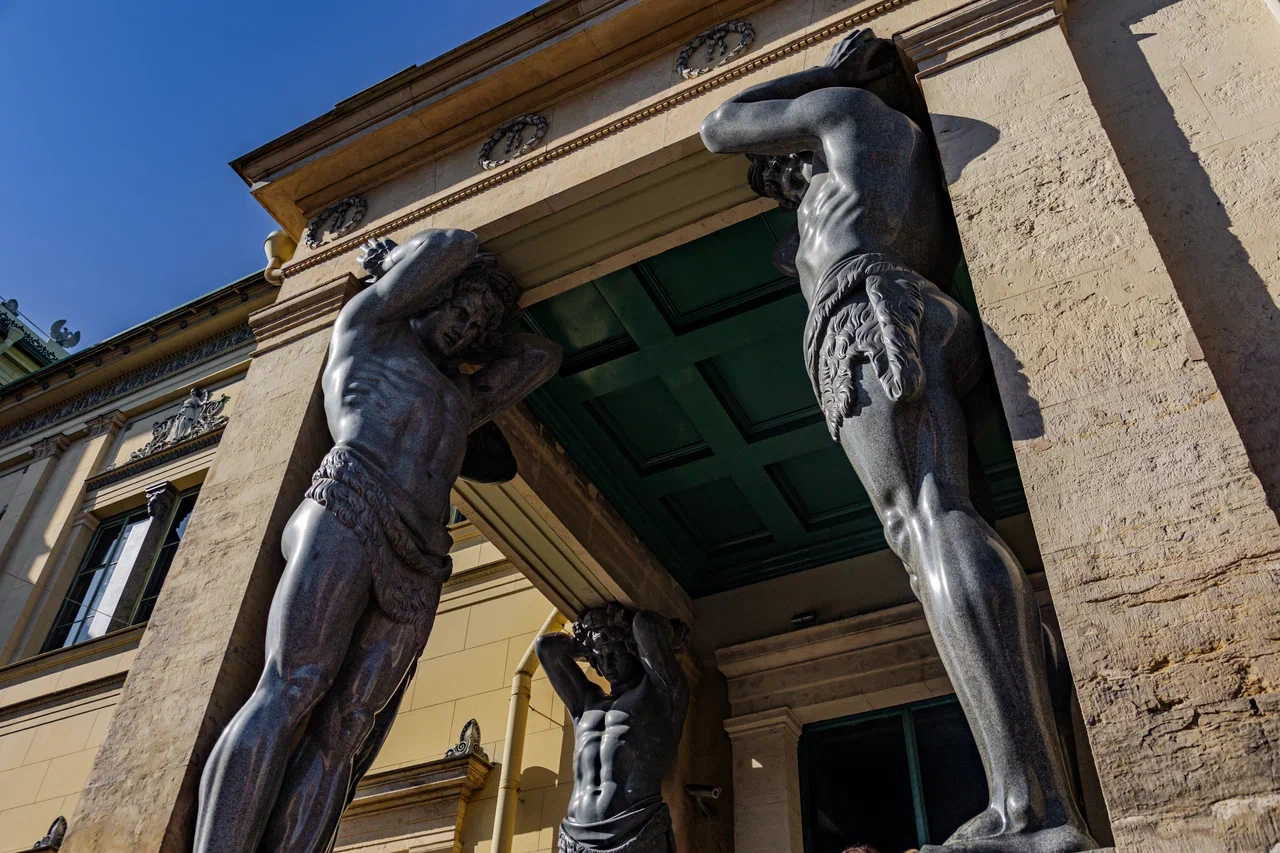 Атланты Эрмитажа.Источник фото: Городское туристско-информационное бюро Автор: Городское туристско-информационное бюро