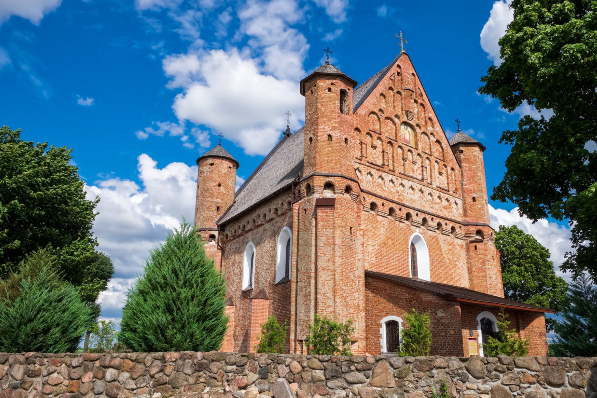 Храм сочетает простоту деревенской архитектуры и художественную выразительность. Источник фото: shutterstock.com