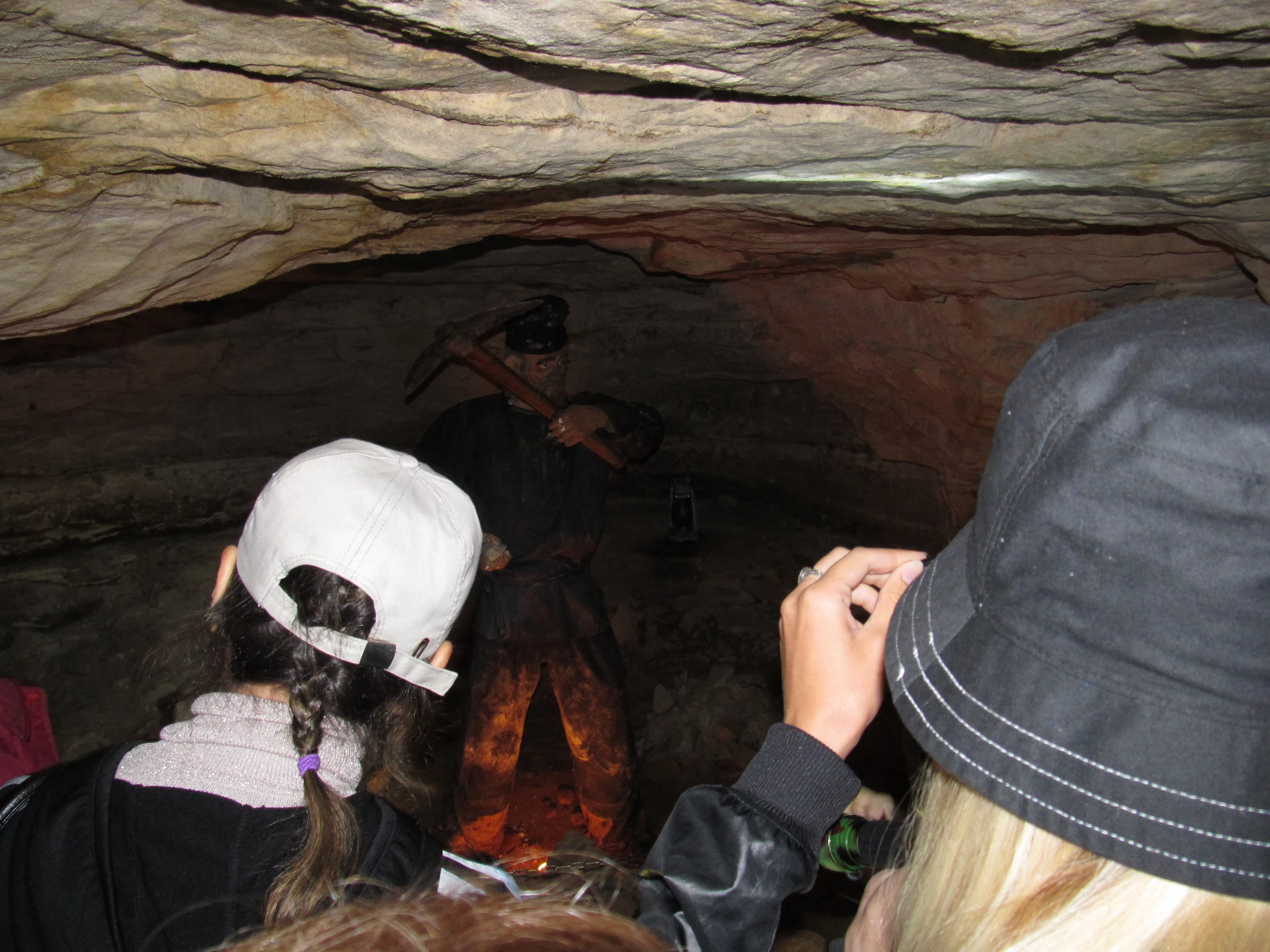 Саблинские пещеры - это бывшие штольни по добыче кварцевого песка. Дальше расскажем подробнее историю их появления