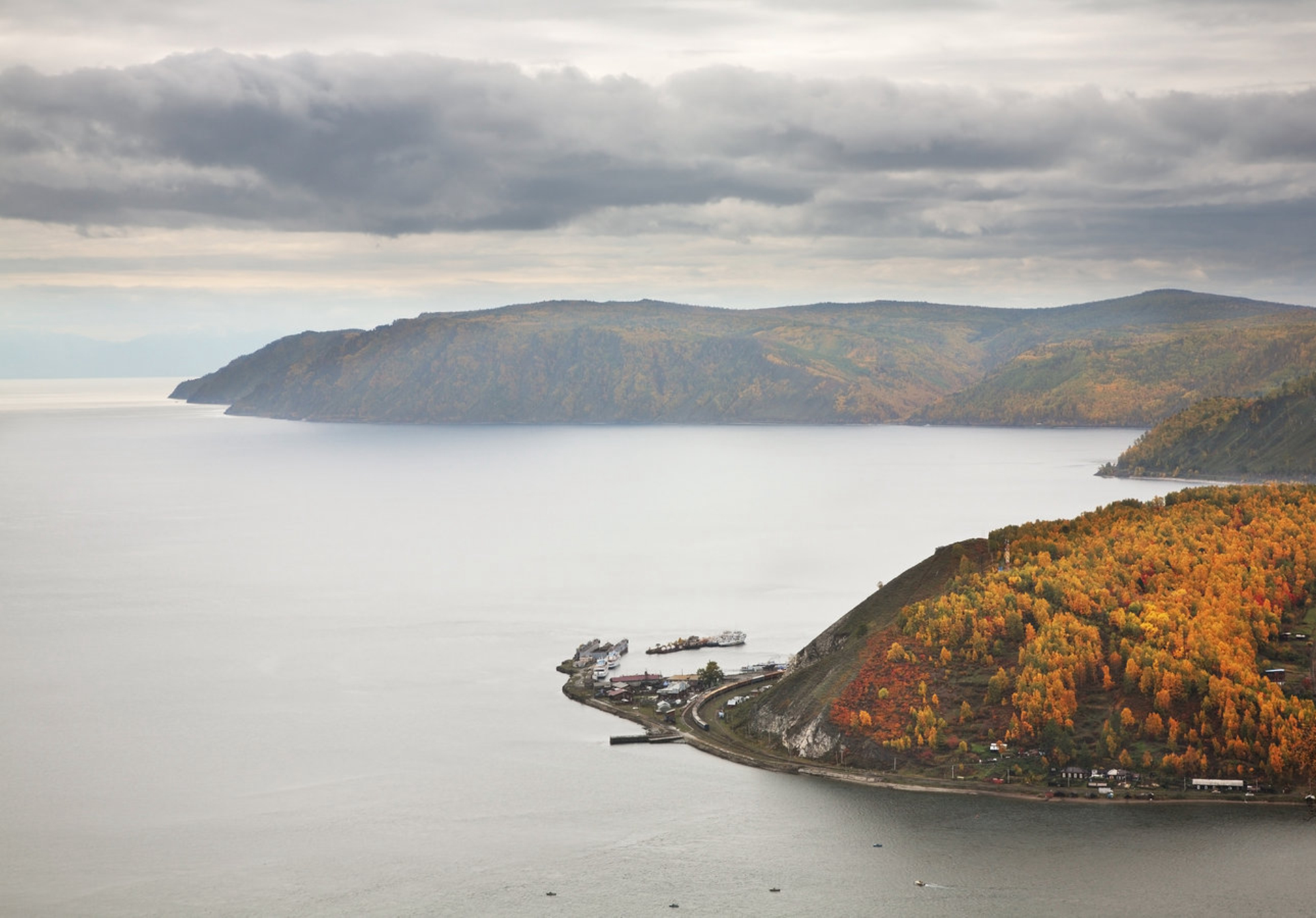 Озеро Байкал в Листвянке. Иркутская область Shutterstock