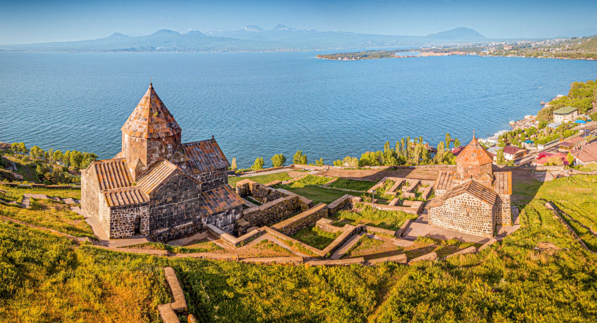 Монастырь Севанаванк на озере Севан. shutterstock.com