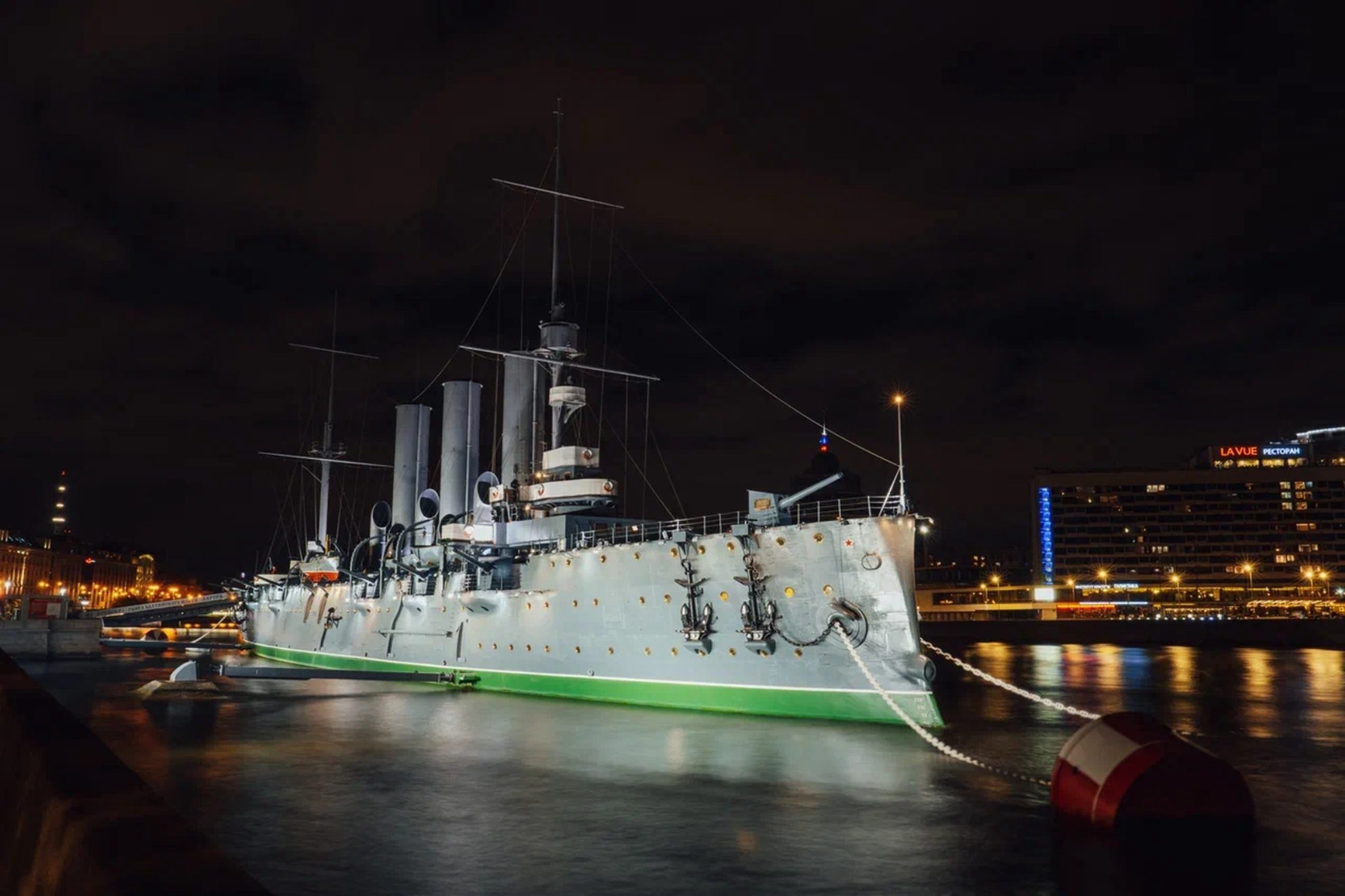 Крейсер «Аврора» в Санкт-Петербурге ночью.Источник фото: Лицензионный фотобанк Санкт-Петербурга