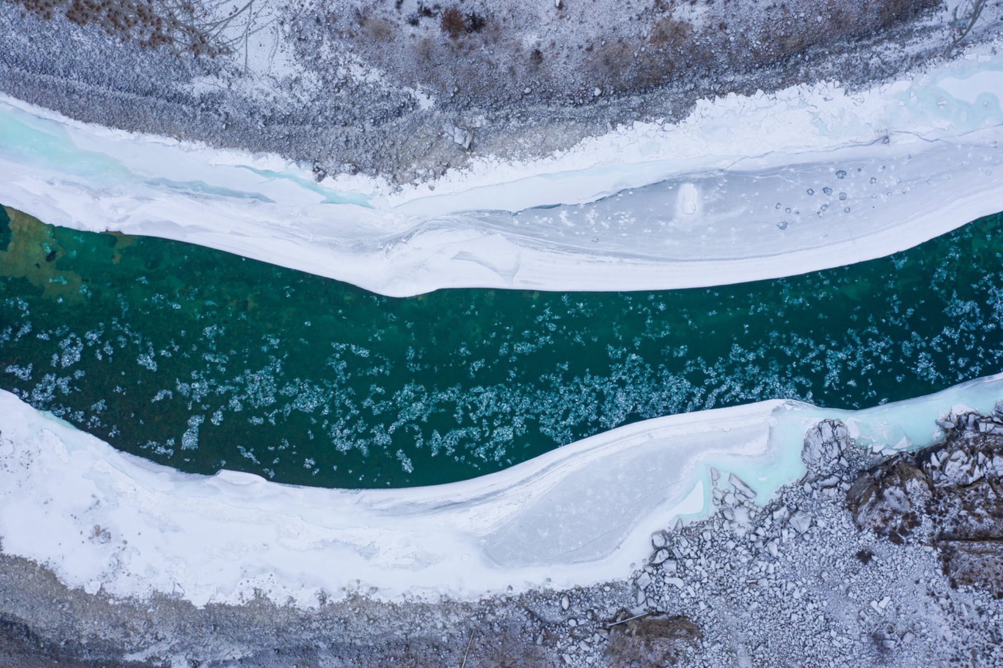 Река Катунь зимой. Вид сверху. Источник: Shutterstock