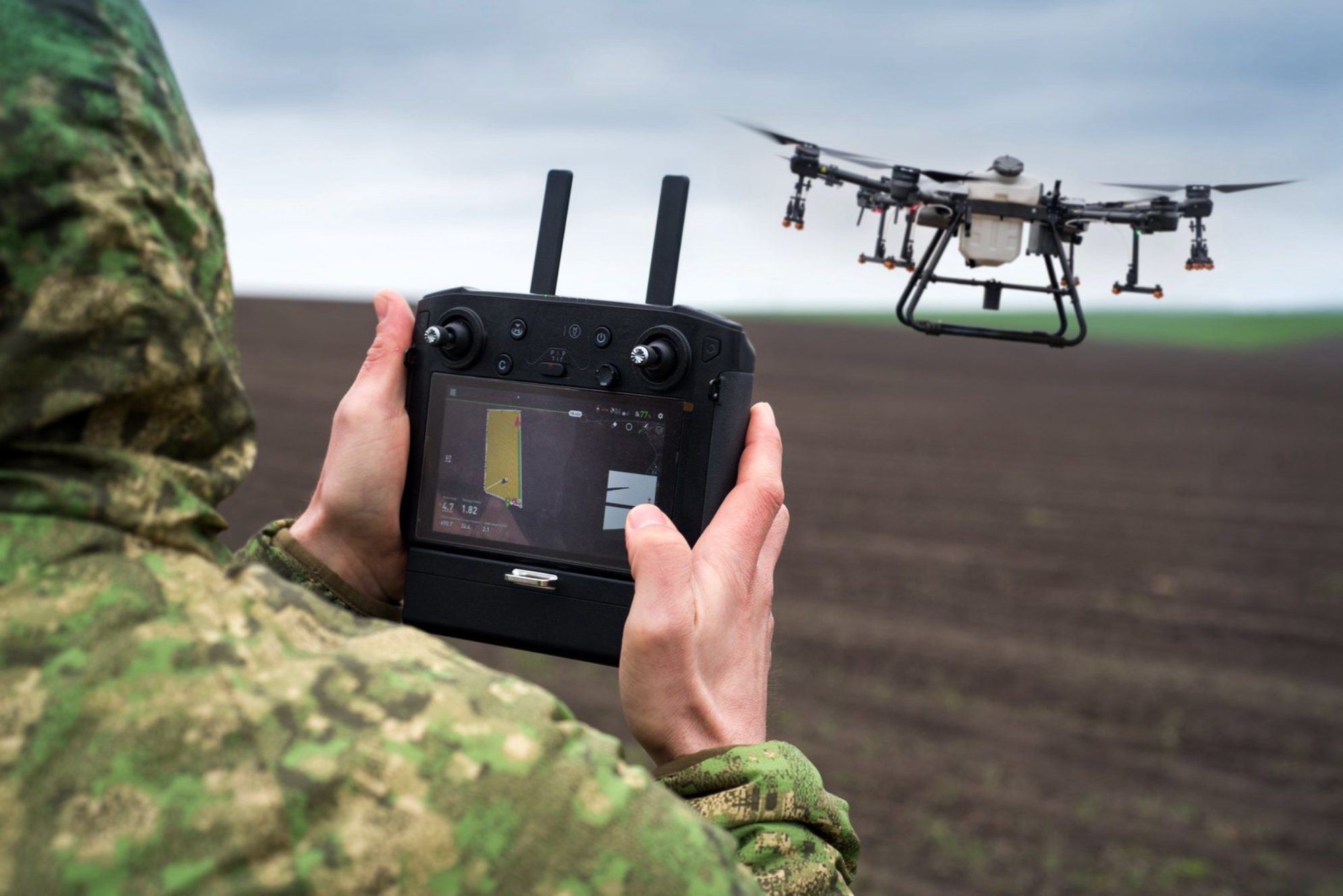 При атаке беспилотника нужно постараться укрыться в капитальном строении подальше от окон elements.envato.com