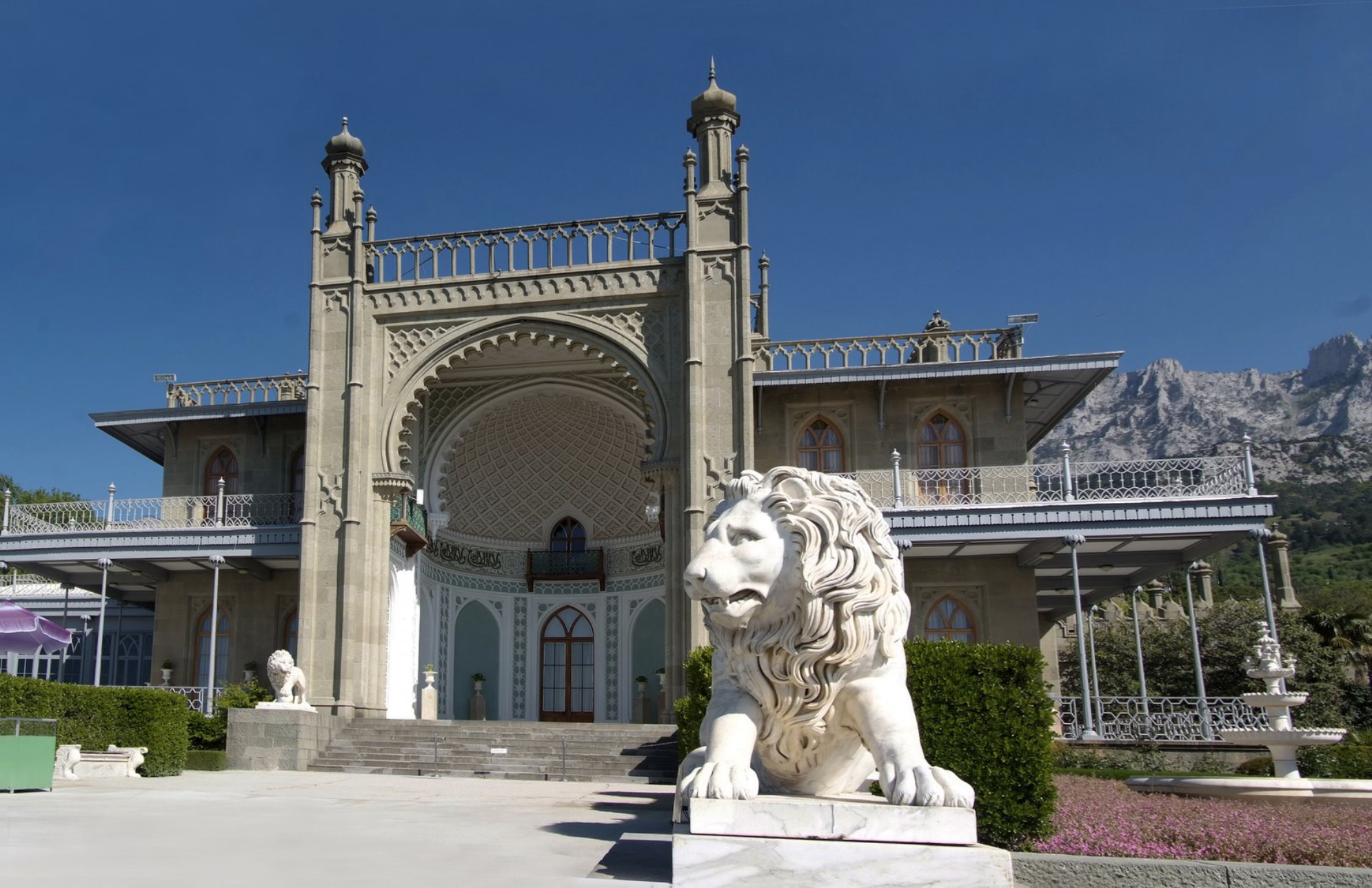 Воронцовский дворец красив со всех сторон shutterstock.com