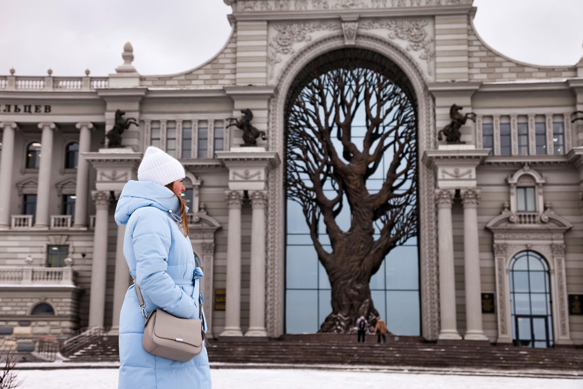 Девушка возле Дворца земледельцев. Источник: Shutterstock