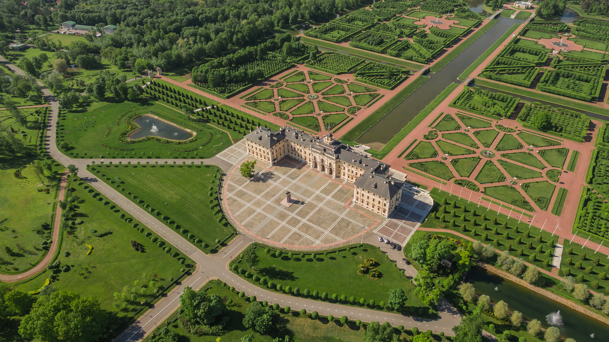 Вид с высоты птичьего полета на Константиновский дворец в Стрельне. Источник: Shutterstock