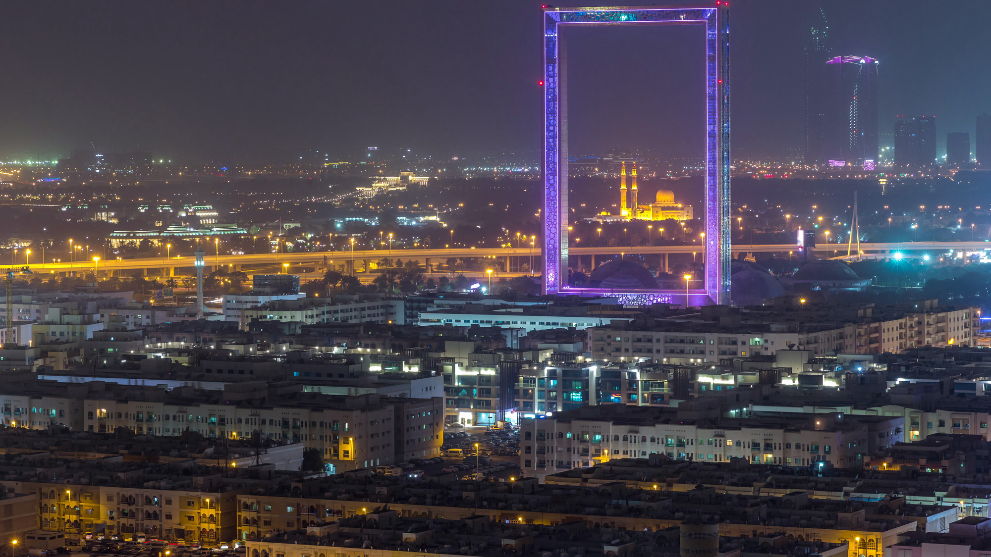 Дубайская рама с мечетью Забиль Масджид освещена в ночное время Shutterstock