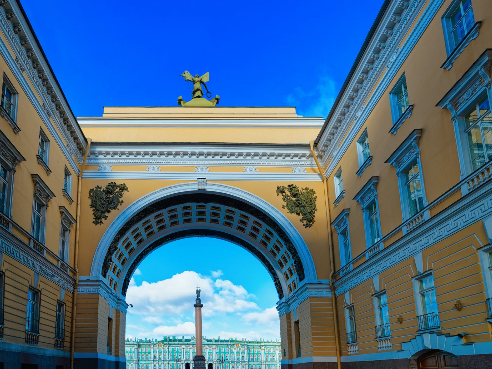 В проеме арки виден Зимний дворец. Источник фото: Shutterstock