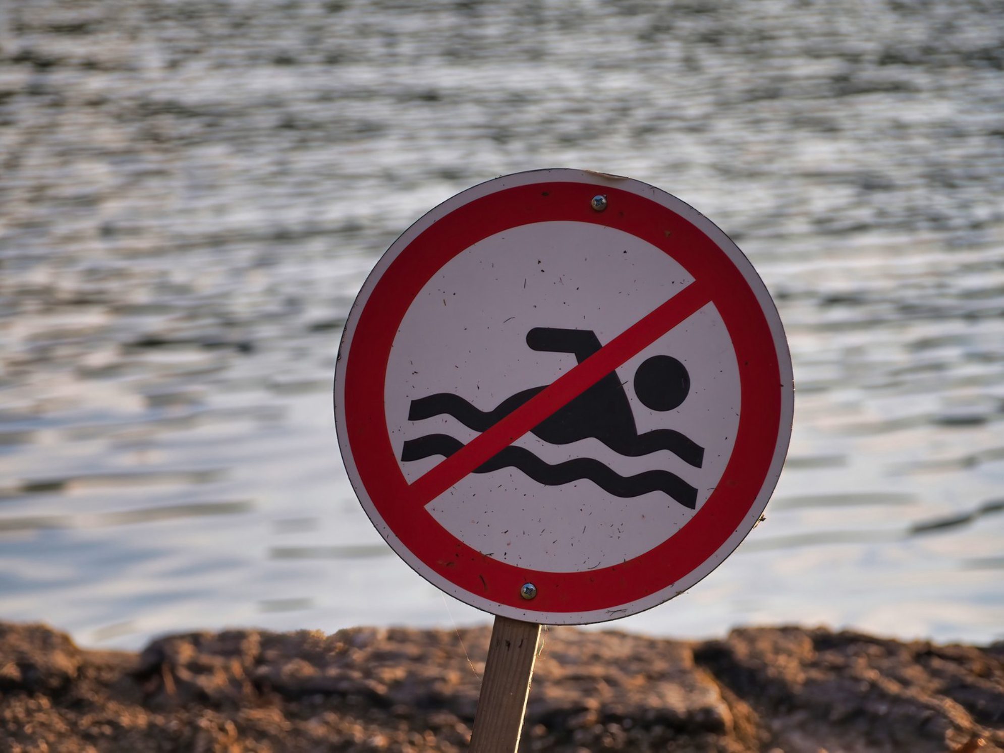 Будьте внимательны к знакам на пляжах.