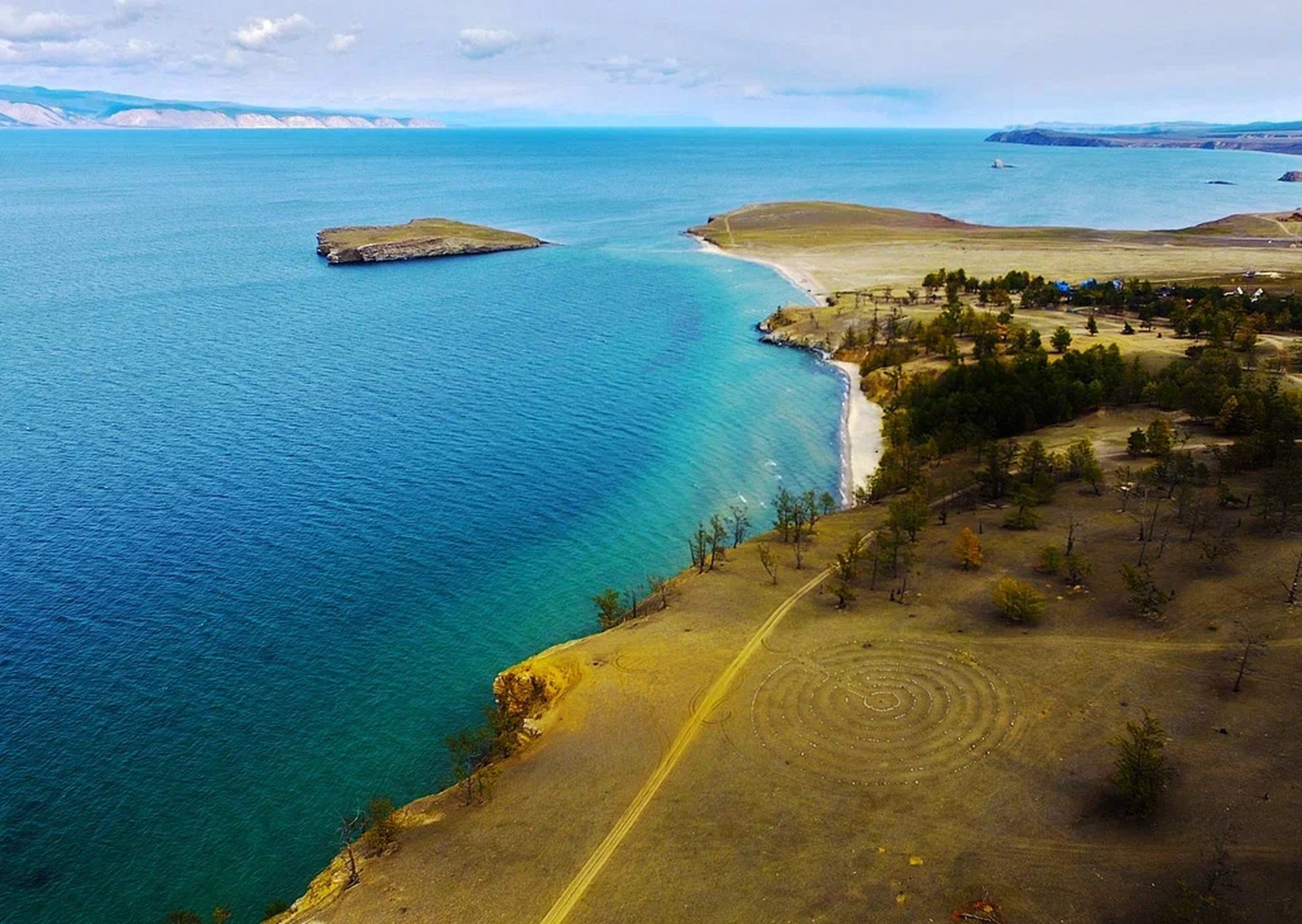 Байкал, вид на деревню Харанцы, остров Ольхон.Источник фото: disk.yandex.ruАвтор: Медиабанк