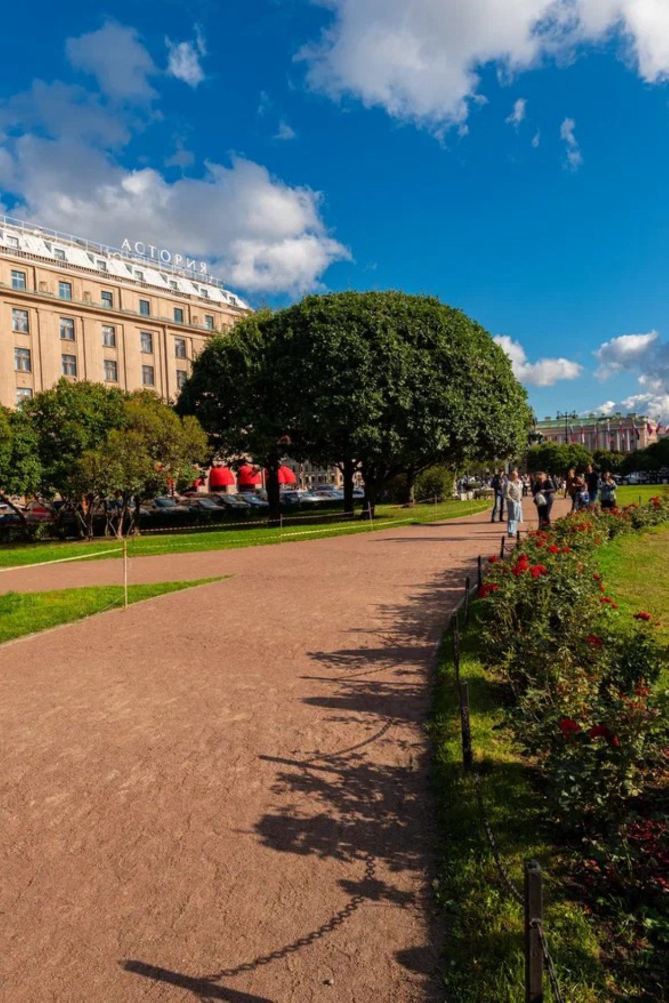 Вид на гостиницу “Астория” из Исаакиевского сквера.Источник фото:Лицензионный фотобанк СПб ГБУ "ГТИБ"