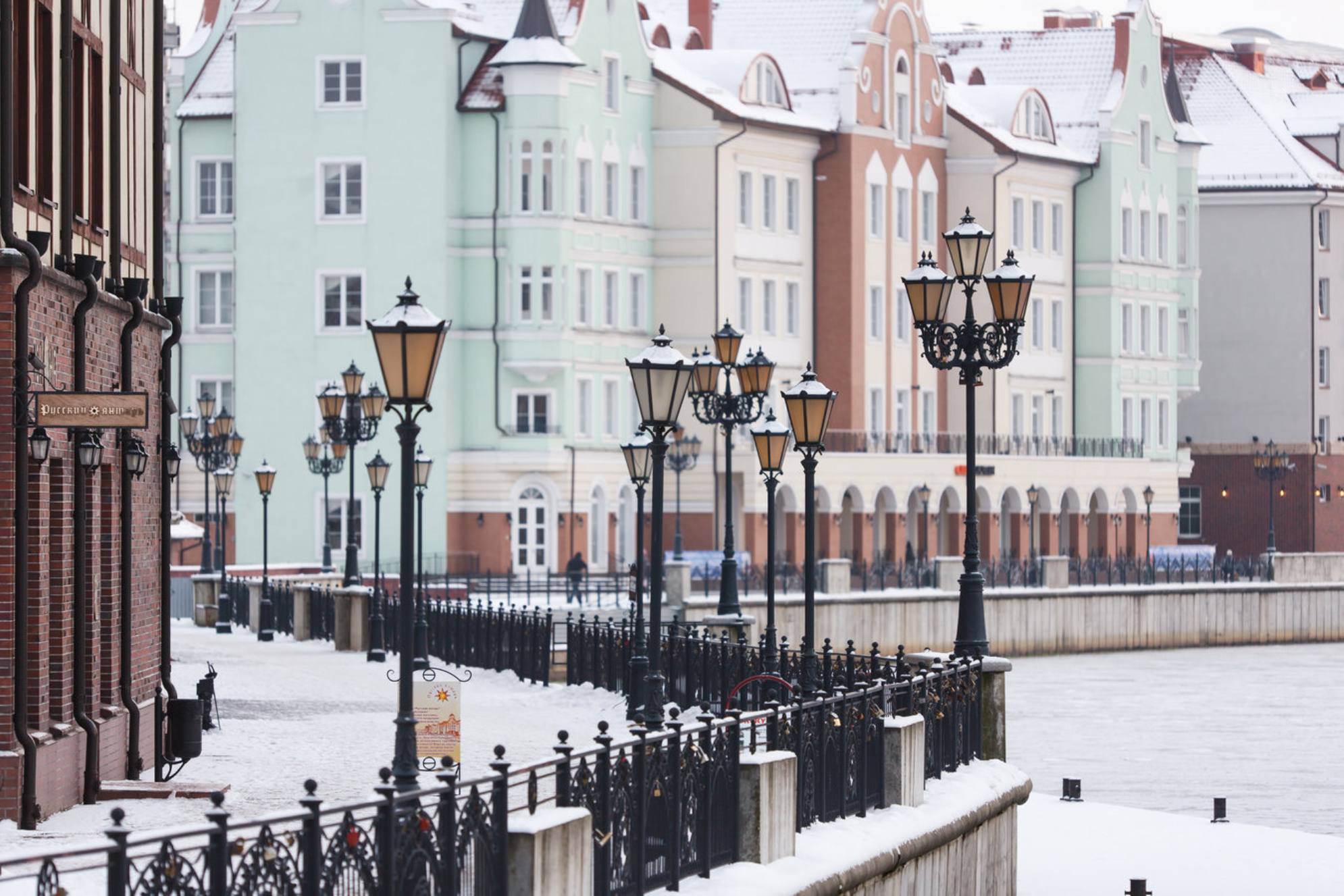Огни Рыбной деревни, Калининград, Россия. Shutterstock