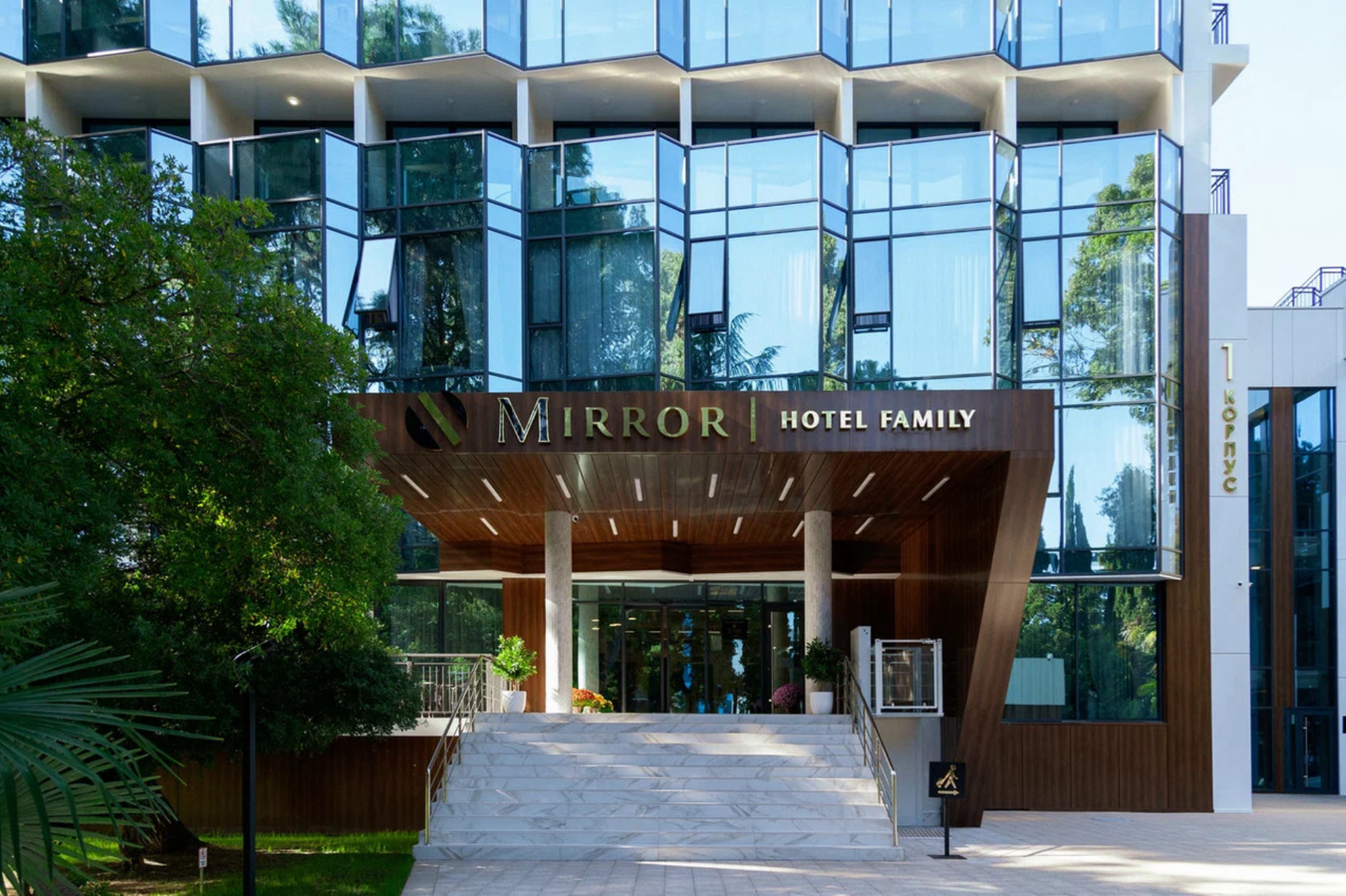 Отель Mirror Family 4*, Адлер, Россия.