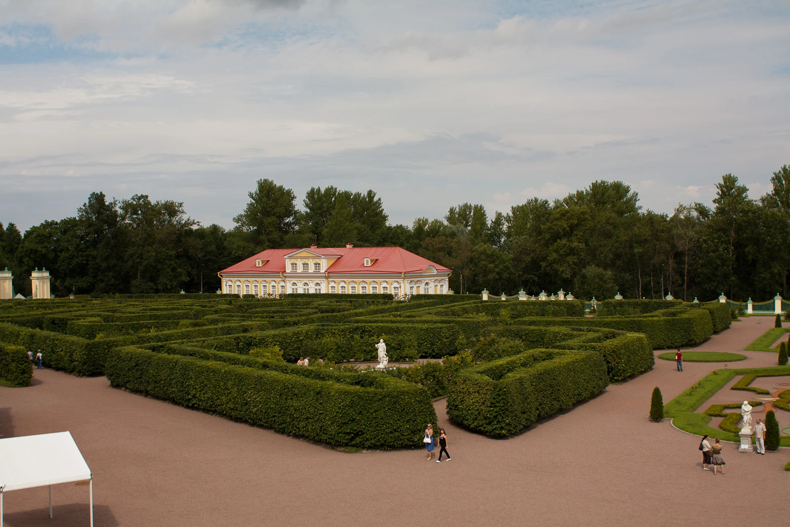 Подстриженные деревья и кустарники оформляют аллеи, ведущие к Большому Меншиковскому дворцу, Китайскому дворцу и павильонам