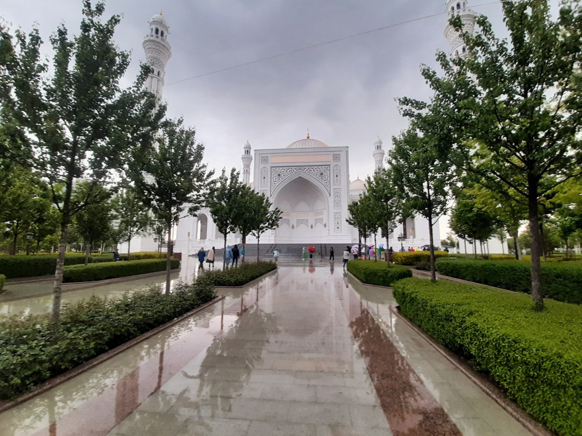 Парковая зона возле мечети «Гордость мусульман», Шали. Автор фото: Ирина Дорофеева
